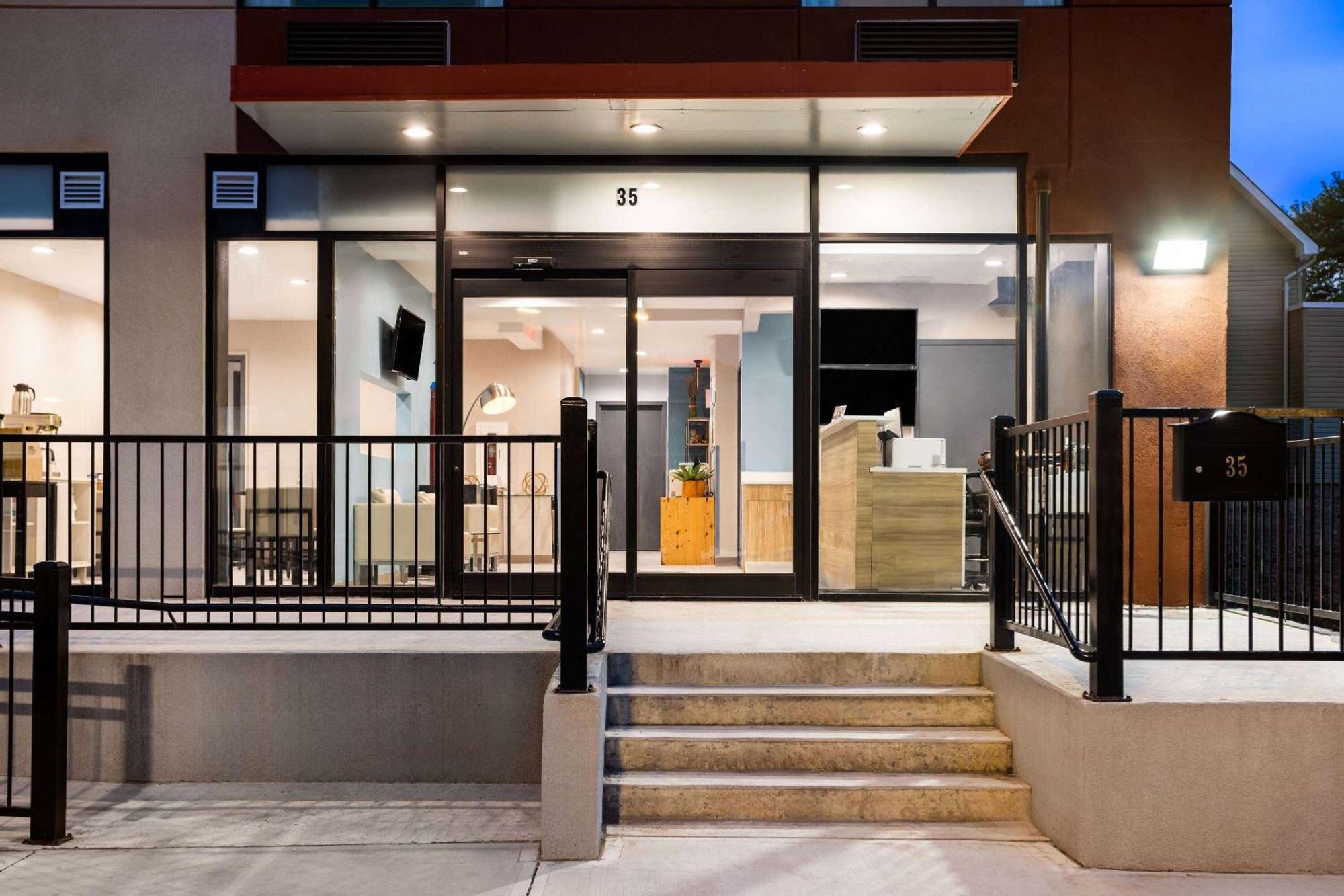 Days Inn By Wyndham Staten Island Nueva York Exterior foto